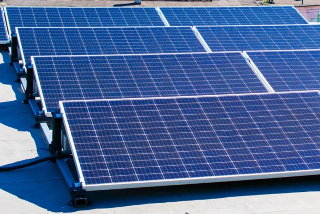 fotovoltaico su tetto piano, i pannelli solari vengono disposti a file con un'adeguata distanza per evitare di creare ombra tra i moduli