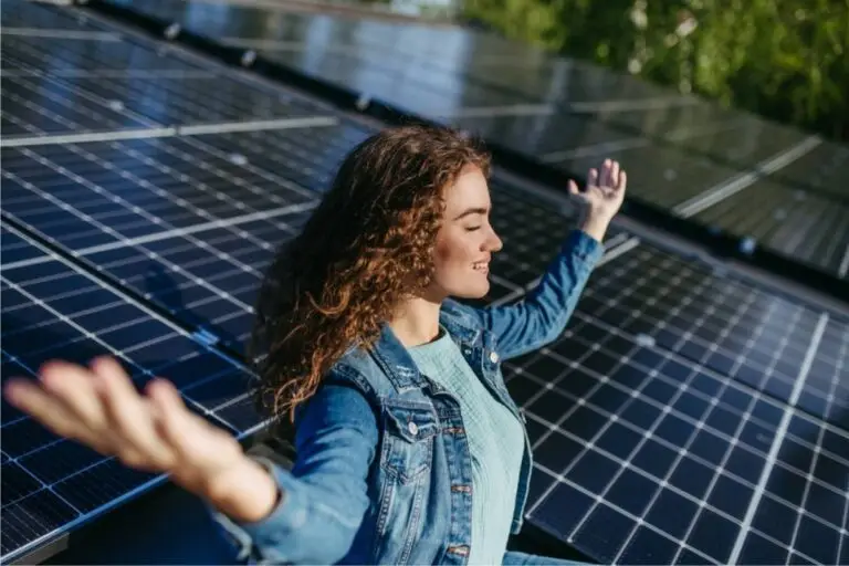 Il sole ricarica una ragazza e alimenta l'energia dai pannelli solari