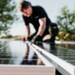 un tecnico specializzato installa pannelli fotovoltaici Canadian Solar