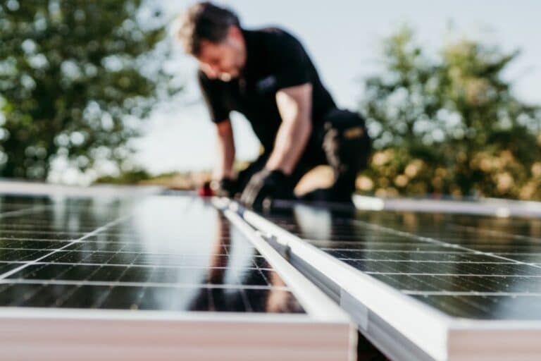 un tecnico specializzato installa pannelli fotovoltaici Canadian Solar