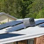 in un tetto si possono trovare pannelli solari termici e pannelli fotovoltaici, la tecnologia è diversa