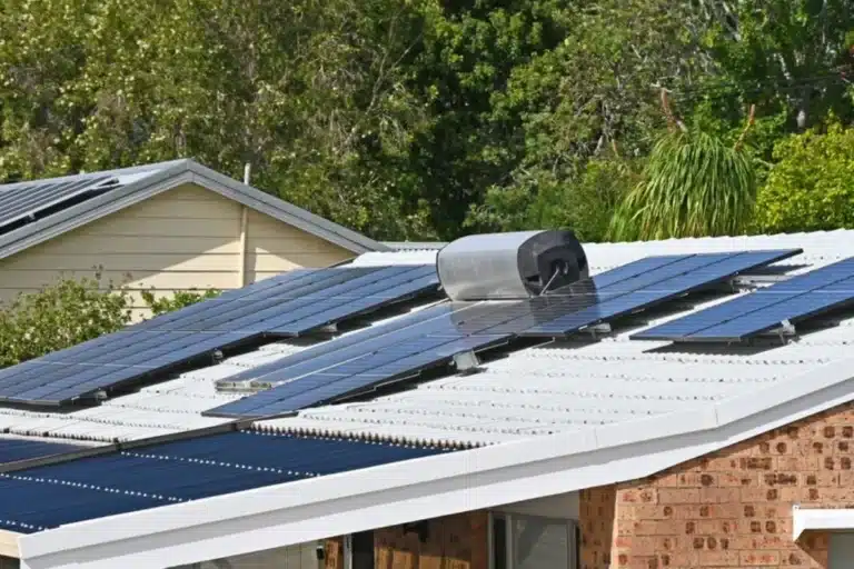 in un tetto si possono trovare pannelli solari termici e pannelli fotovoltaici, la tecnologia è diversa
