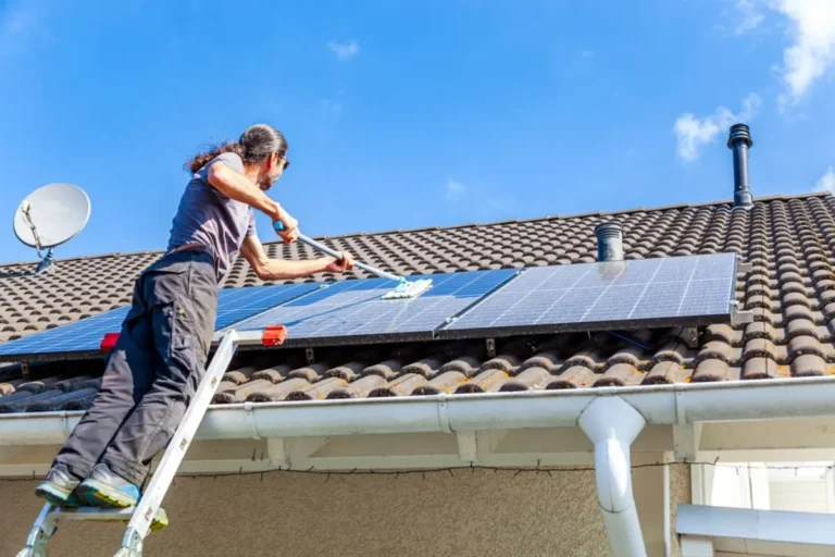 la pulizia dei pannelli fotovoltaici può essere fatta in autonomia o con un professionista