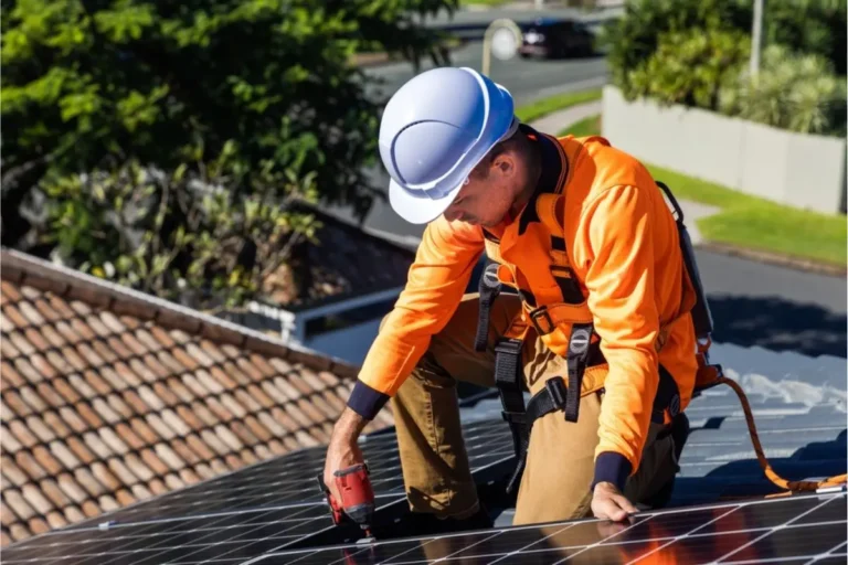 Un tecnico abilitato installa con cura un impianto fotovoltaico da 5 kW sul tetto di una casa