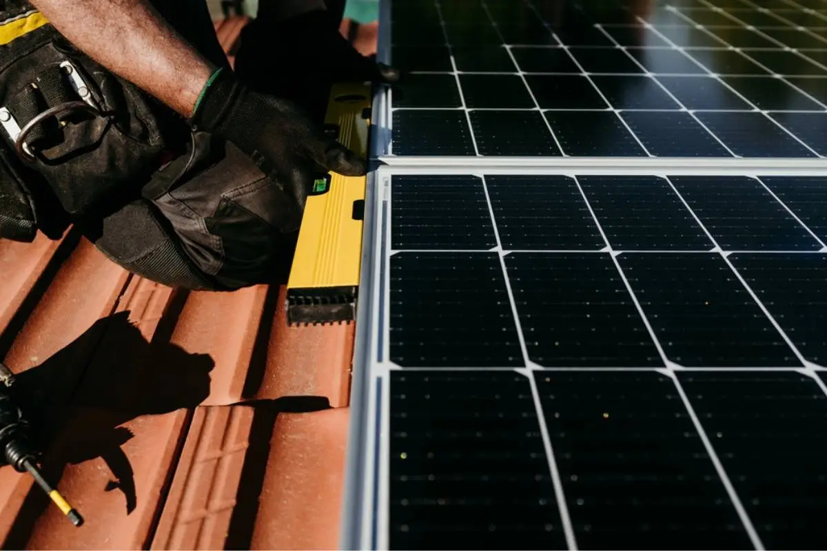 Installatori di impianti fotovoltaici che si affrettano a non perdere il bonus fotovoltaico valido per quest'anno