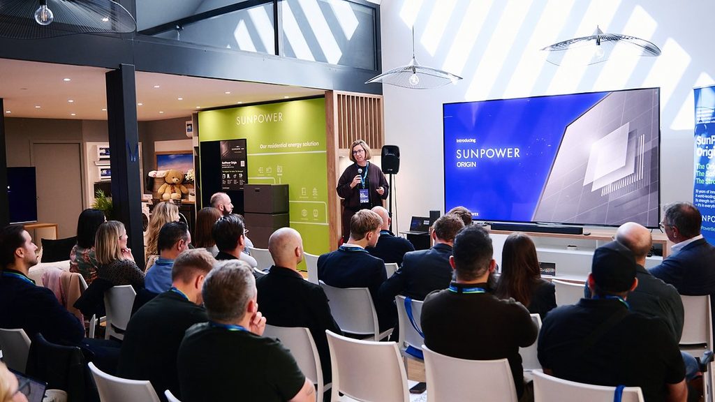 Karin illustra gli aspetti tecnici e le innovazioni dei pannelli fotovoltaici SunPower Origin durante l'evento di presentazione a Parigi dell'8 ottobre 2026, davanti a professionisti e partner europei.