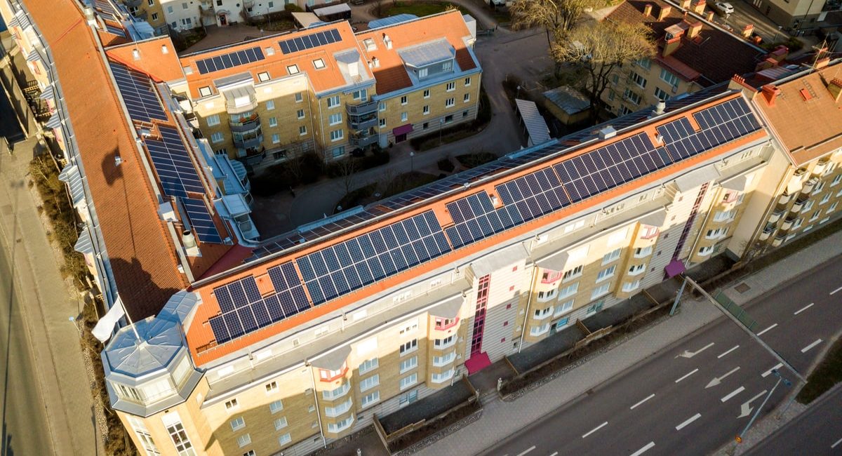 descrive un impianto fotovoltaico installato sul tetto di un condominio