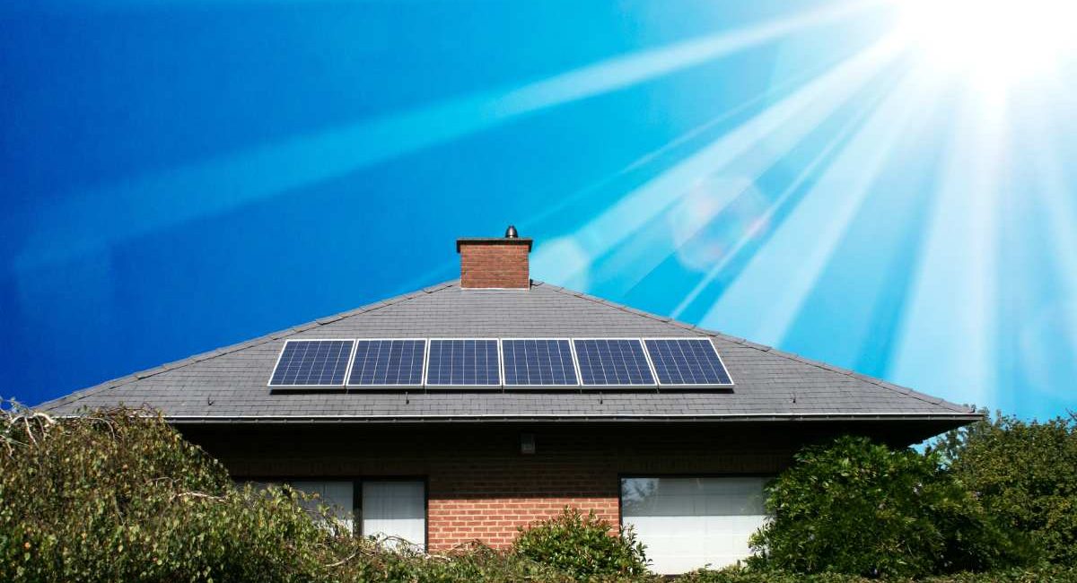 impianto fotovoltaico installato sul tetto di una casa