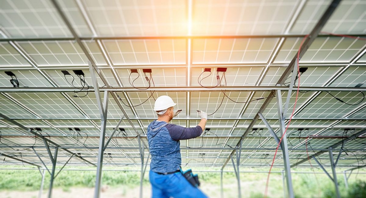 Ottimizzatori di potenza SolarEdge montati da un tecnico
