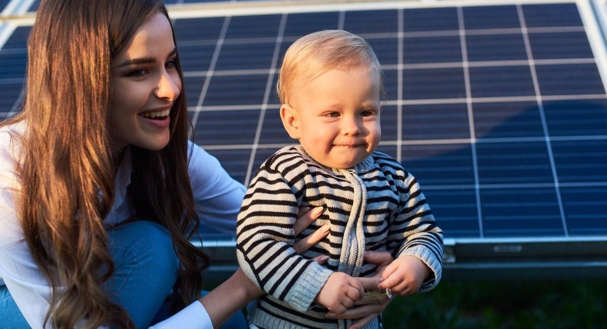 una madre che aiuta il proprio piccolo ricorda l'importanza di scoprire quale sia il miglior impianto fotovoltaico per te