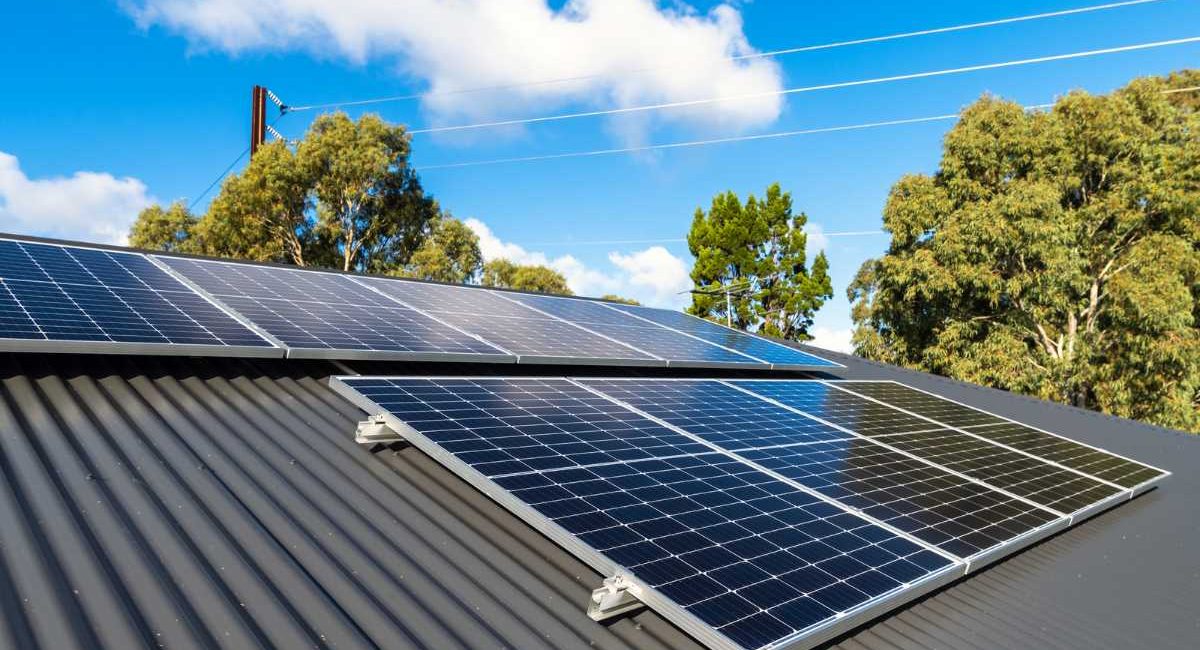pannelli fotovoltaici Canadian Solar installati sul tetto di una casa