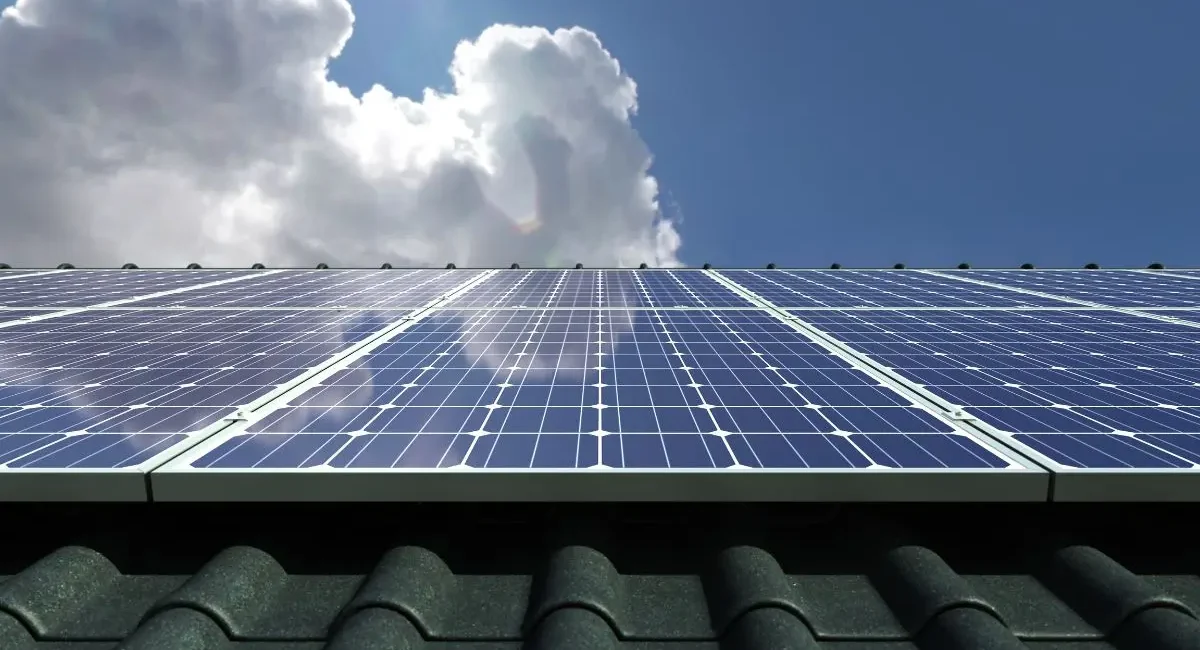 Per 4 kW possono bastare 8-10 pannelli solari
