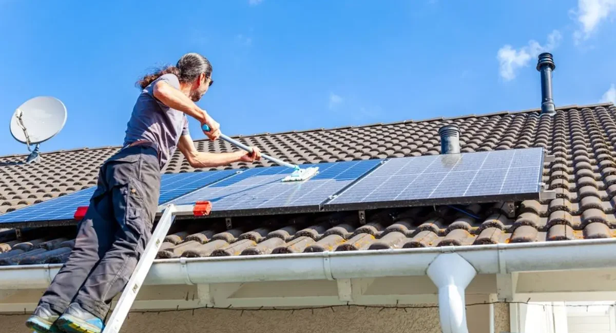 la pulizia dei pannelli fotovoltaici può essere fatta in autonomia o con un professionista