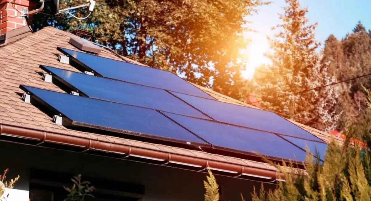 un fotovoltaico per casa installato sul tetto sulla facciata che guarda a sud