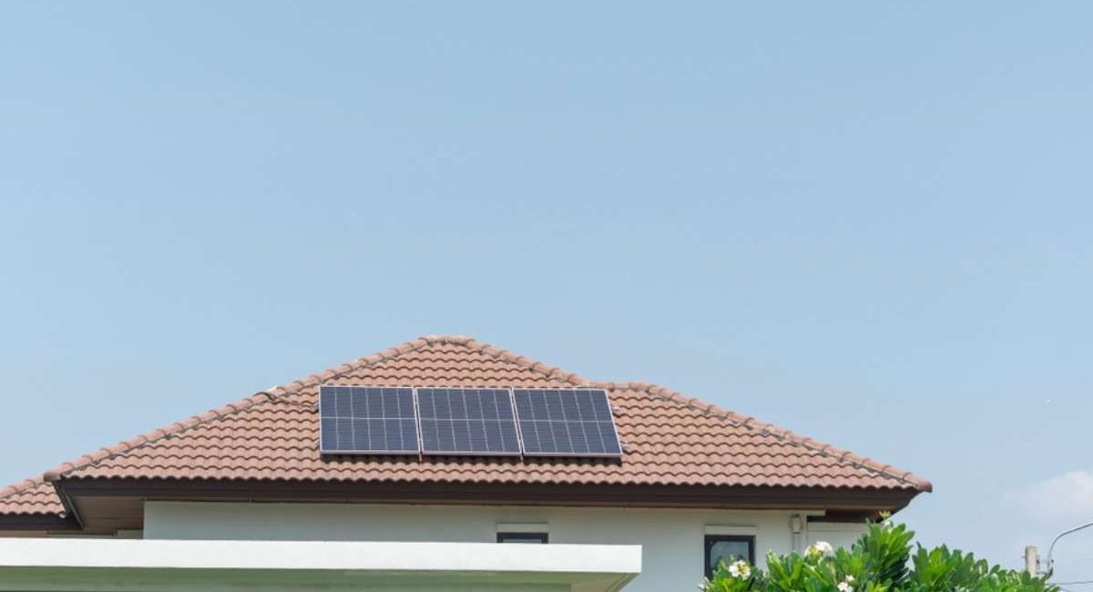 Un impianto fotovoltaico a Varese può essere installato sul tetto di una casa, ora bastano pochi pannelli
